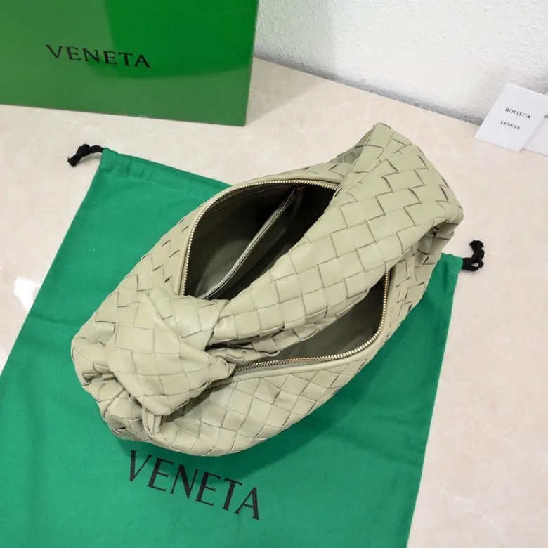 Batch 1460 BV Bottega Veneta 2022 Early Spring New Ladies Medium JODIE Handbag BV Bag 🔥The new method is to round the corners on the original basis and knot the round hobo bag with classic woven leather. The most iconic triangular pull-out design, using sheepskin draped soft shape, is super suitable for concave shapes~ Jodie feels really gentle to people, and is definitely the best item for daily matching. It has the same weave, new elements and twists, and is versatile. It is the new favorite of street style Internet celebrities! Size: 36*21*13 Model: 6697